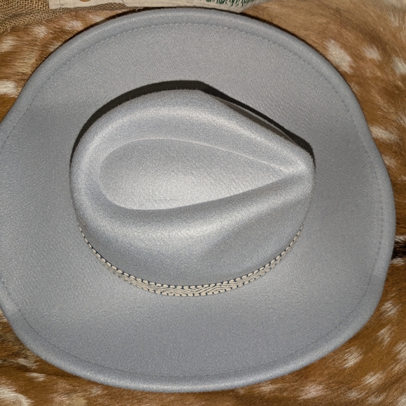 Stylish Gray Cowboy Hat with Patterned Band - Picture 4 of 5
